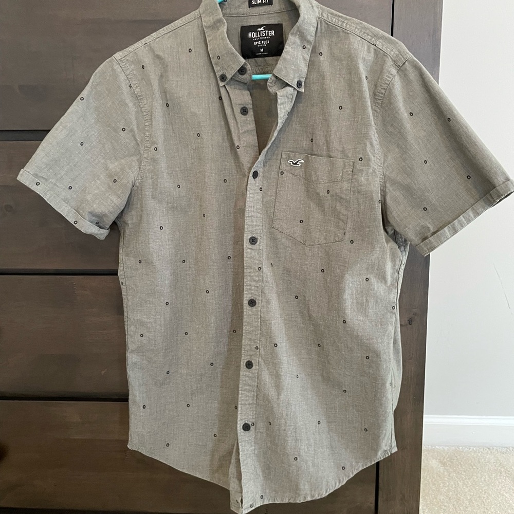 Hollister Men’s Casual Button Down Shirt. Size Medium. Epic Flex Stretch fit